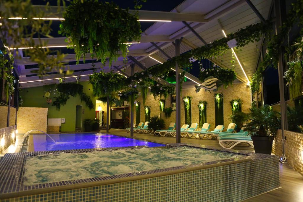 科斯蒂内什蒂Hotel Regal的一座建筑物的游泳池