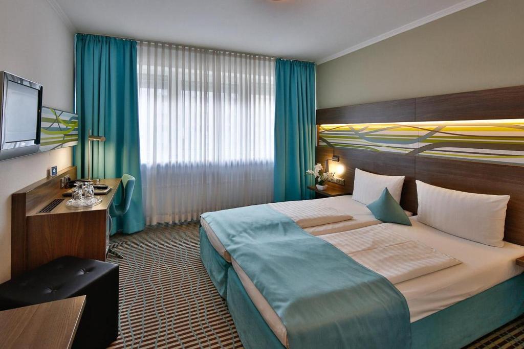 慕尼黑瓦利斯酒店的酒店客房设有一张大床和一台电视。