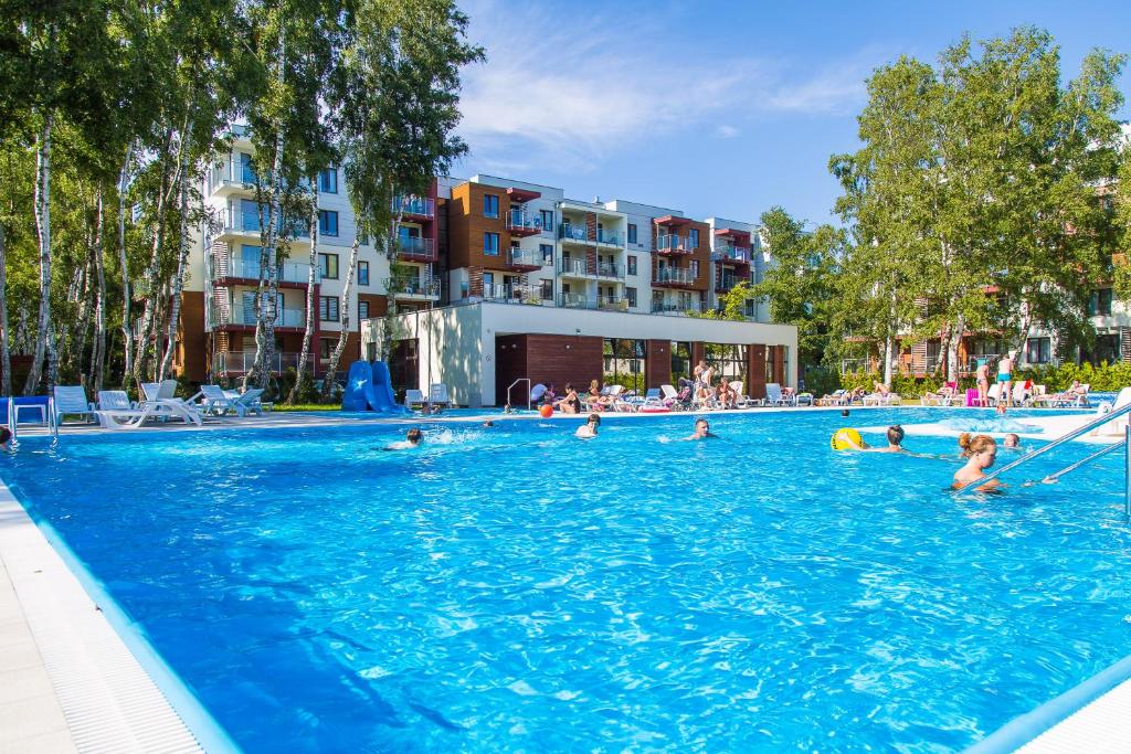 科沃布热格Apartament Zielone Polanki的一群人在游泳池里