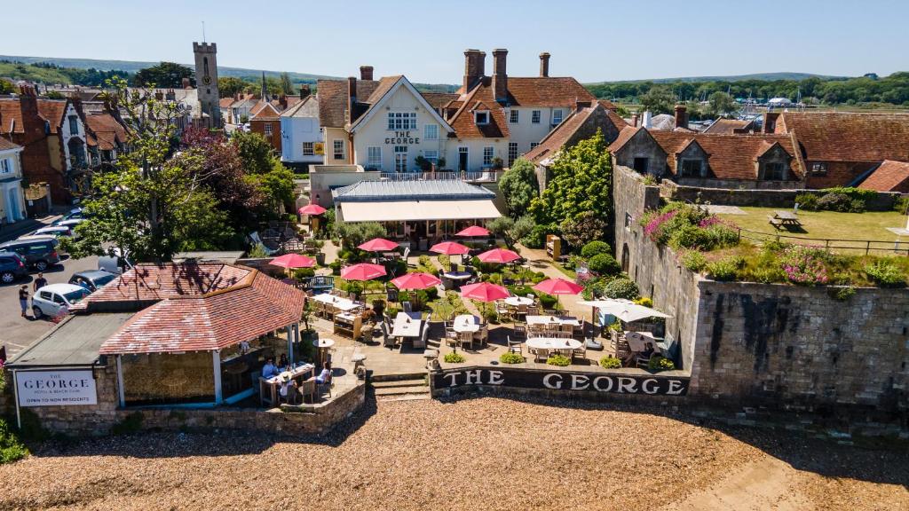 雅茅斯The George Hotel and Beach Club的享有城镇的空中景致,配有桌子和遮阳伞