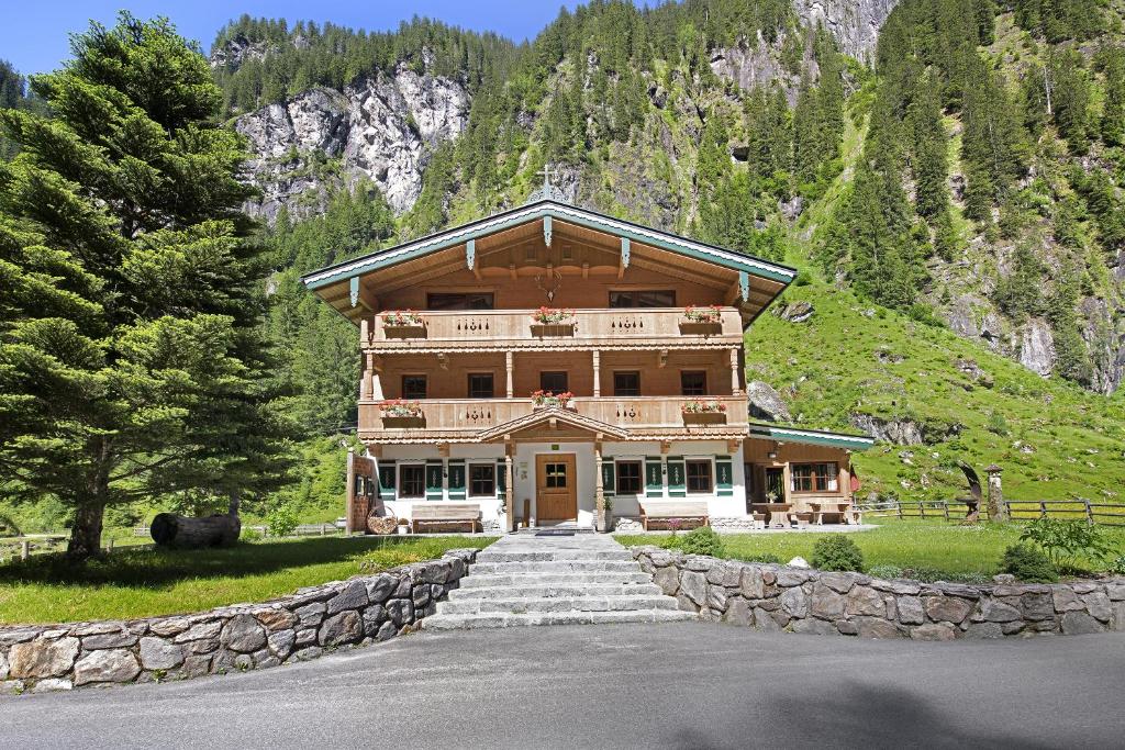 迈尔霍芬Alpenchalet Lacknerbrunn bis 23 P的山上的大建筑