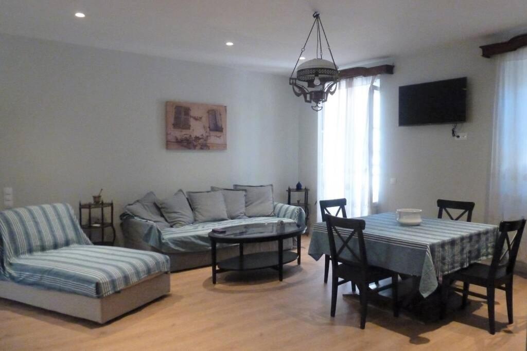 科孚镇''Dei Vecchi'' apartment in Kerkyra的客厅配有沙发和桌子