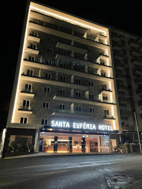 科维良Santa Eufémia Covilhã Hotel的一座晚上与桑塔尤金尼亚酒店同住的建筑