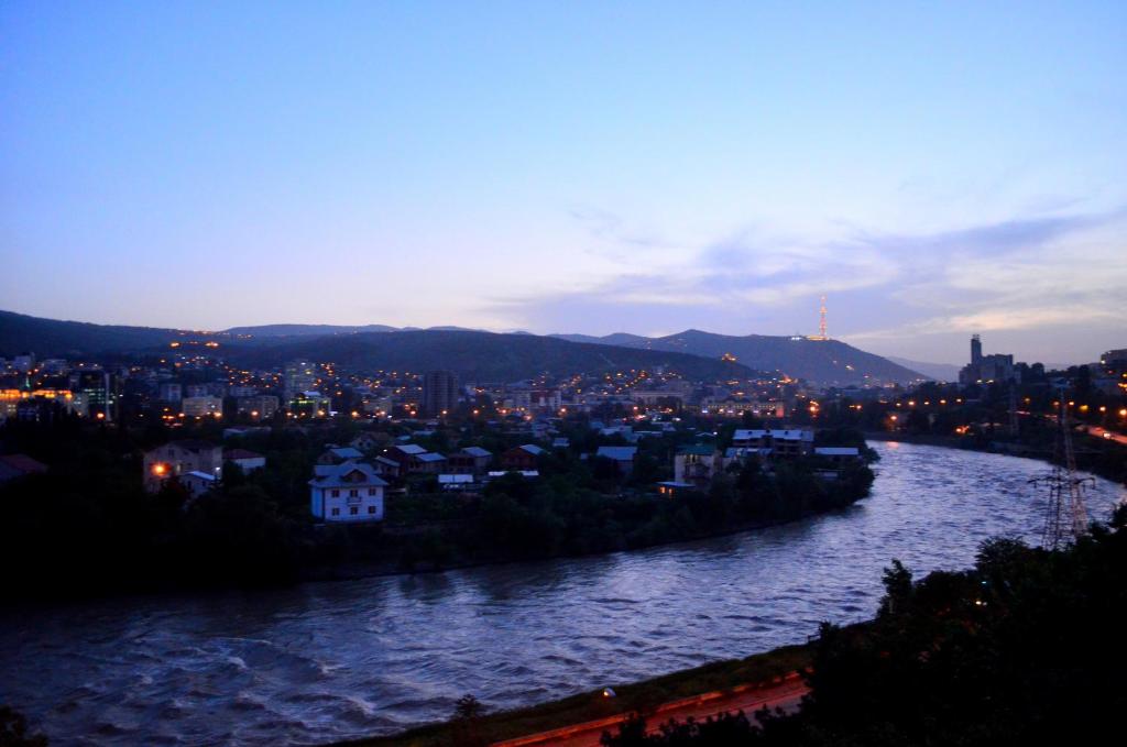 第比利斯里奇酒店的享有河流和城市的夜景