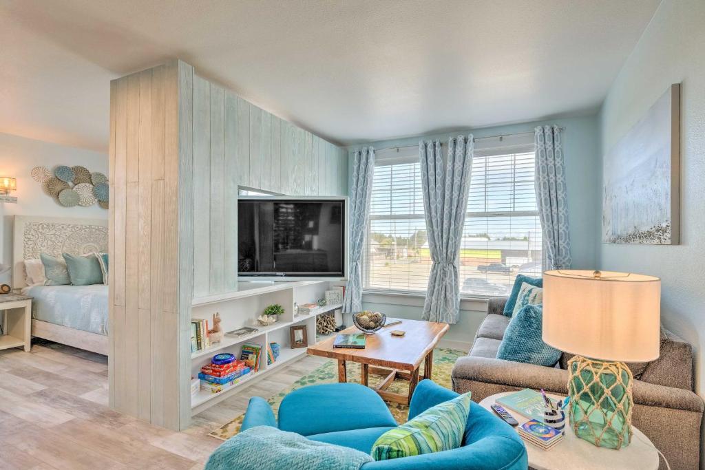 长滩Adorable Downtown Studio - 1 Block to Long Beach!的客厅配有蓝色的家具和电视