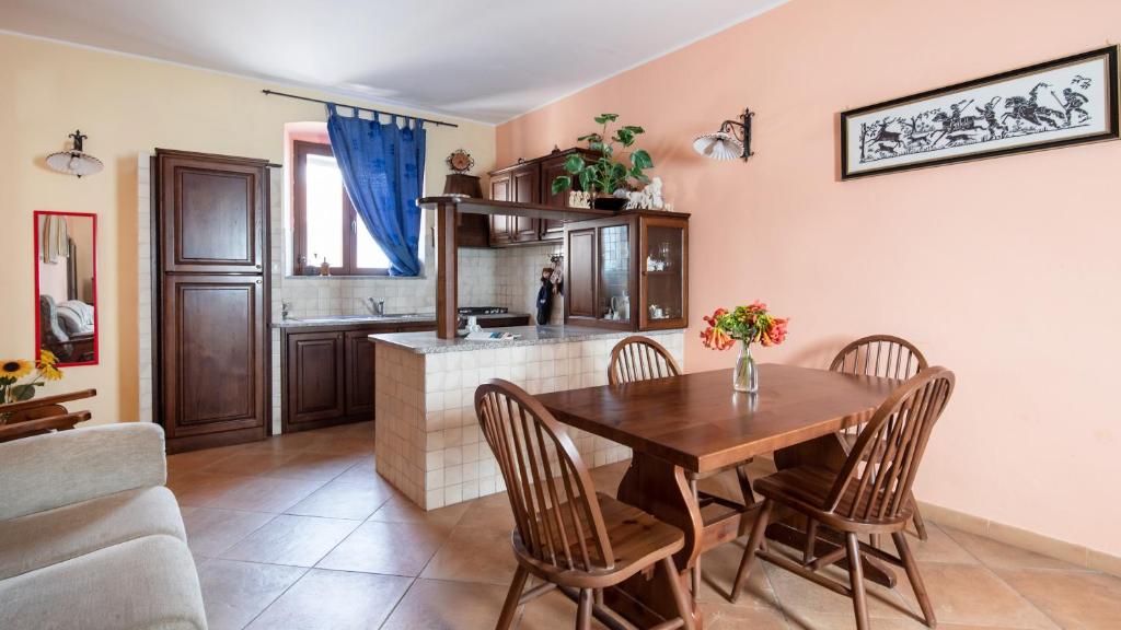 内比达Welcomely - Pan di Zucchero 12 - Nebida的厨房以及带木桌和椅子的用餐室。