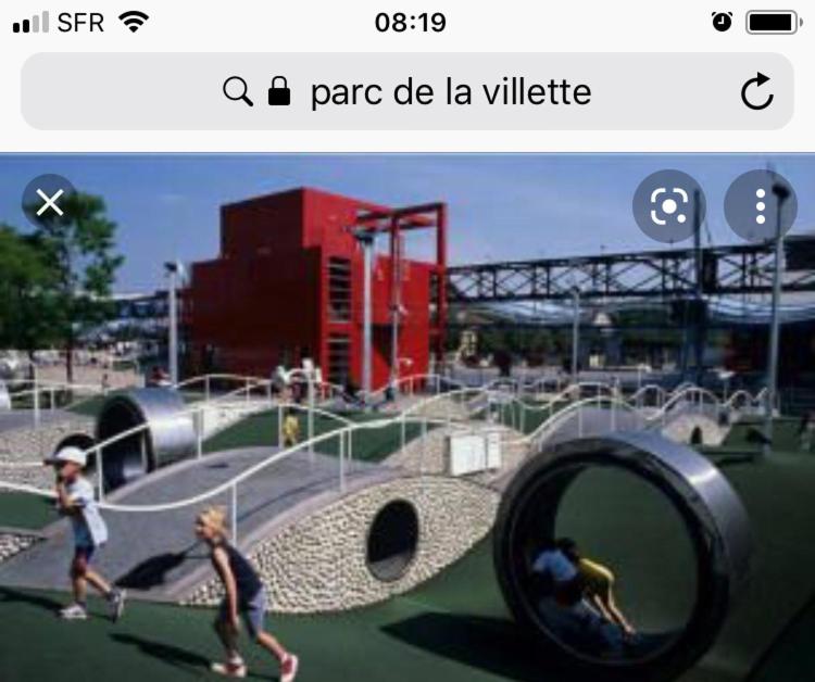 奥贝维利埃Parc de la Villette Aubervilliers的一张两个孩子在操场上玩耍的照片