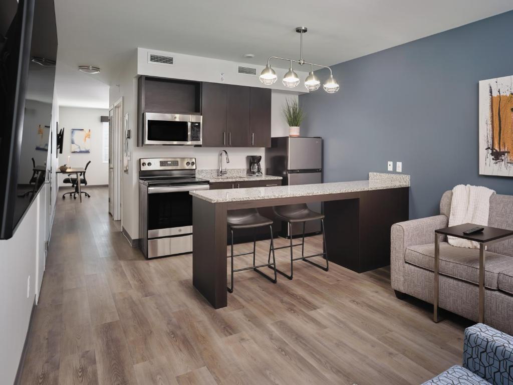 戈尔兹伯勒stayAPT Suites Goldsboro-Seymour Johnson AFB的公寓内设有开放式厨房和客厅。