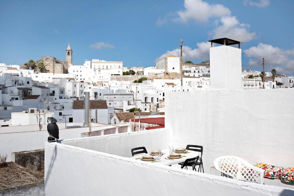 贝赫尔-德拉弗龙特拉Precioso apartamento en Vejer con terraza的建筑物屋顶上的桌椅