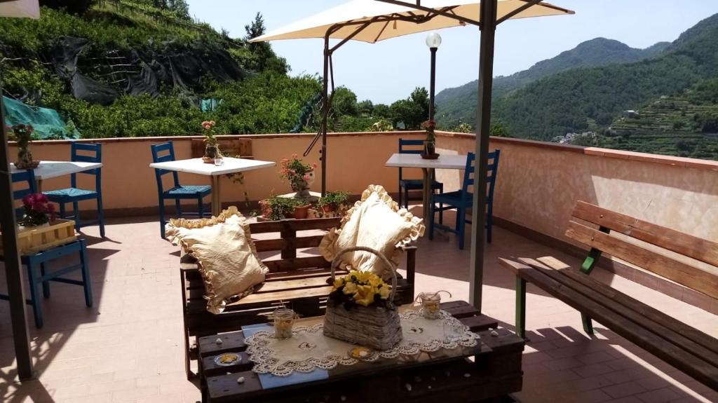 特拉蒙蒂Hotel affittacamere novella的一个带桌椅和遮阳伞的庭院