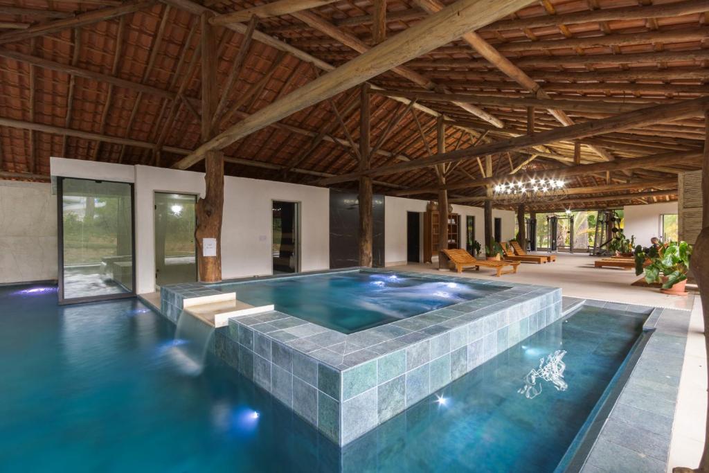 帕苏斯工程师镇Resort Fazenda 3 Pinheiros的一座石墙房子内的游泳池