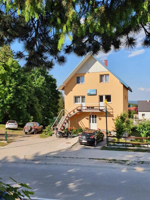 扎布利亚克拉洛维奇公寓的停车场内有停车位的大房子
