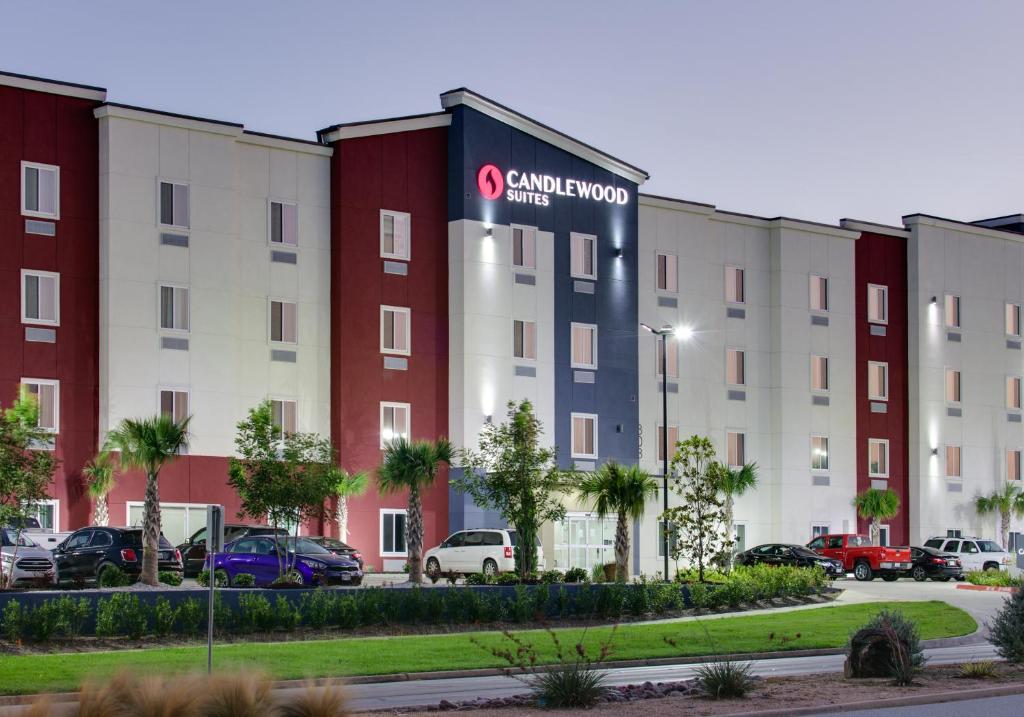 赫斯特Candlewood Suites DFW West - Hurst, an IHG Hotel的建筑物前部的 ⁇ 染