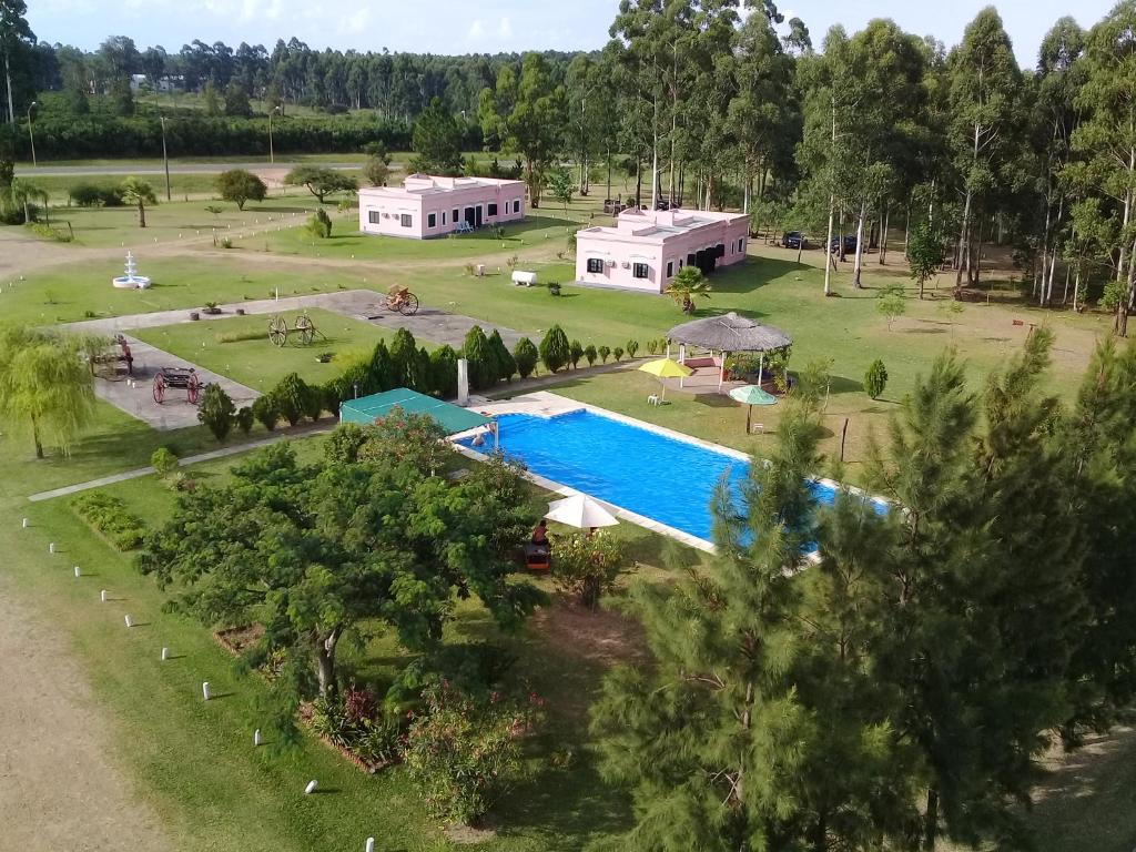 费德拉西翁莱斯阿奇拉斯乡村民宿的享有带游泳池的度假村的空中景致