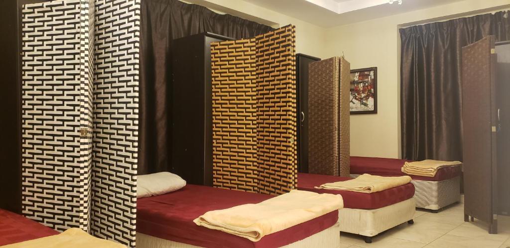 迪拜Hostel Dubai的一间房间,有三张床