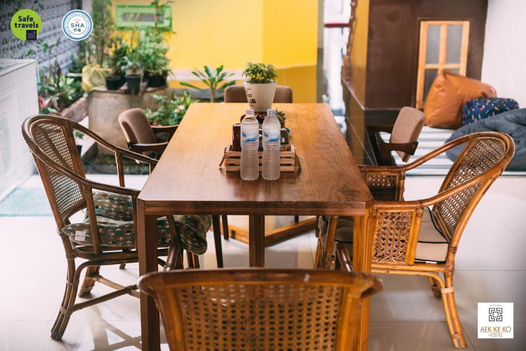 普吉镇奥科阔旅舍的一张带椅子的木桌和一间餐厅