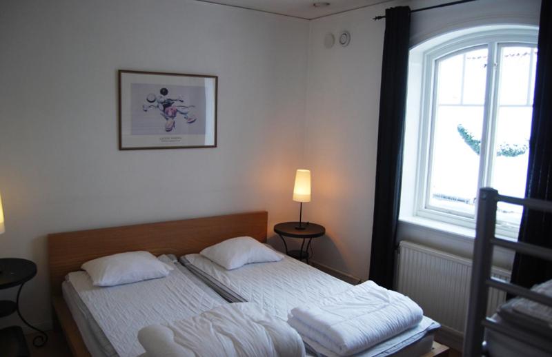 维斯比维斯比杰瓦格旅舍的窗户和床筒的床上床