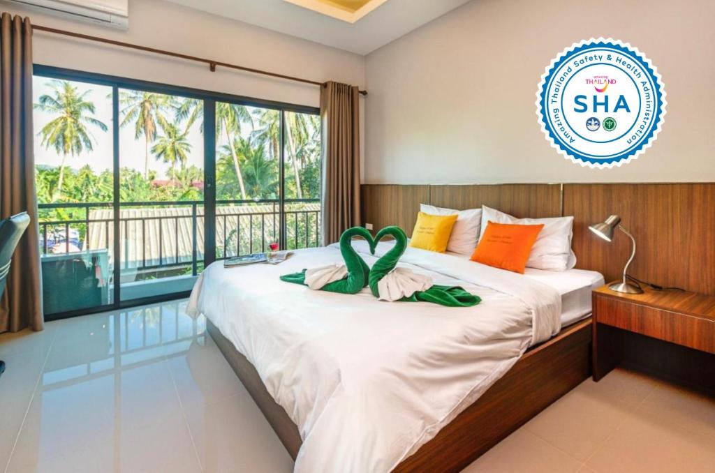 奈汉海滩Happy Eight Resort SHA的一间卧室,配有一张带阅读标志的床