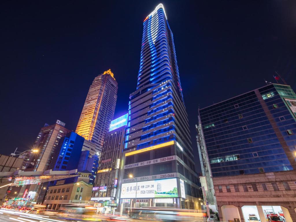 台北路徒Plus行旅-站前馆的夜晚在城市里高耸的摩天大楼