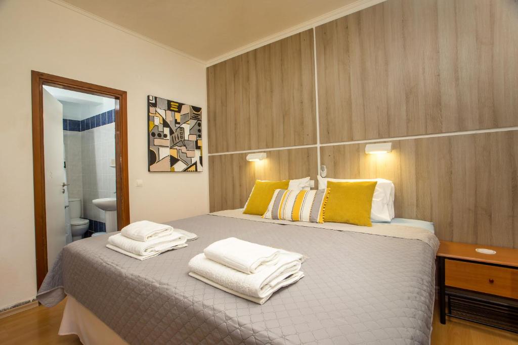 法里拉基里亚酒店的一间卧室配有带毛巾的床