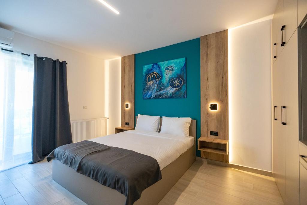 北马马亚-讷沃达里Onda Boutique Hotel的一间卧室设有一张蓝色墙壁的大床