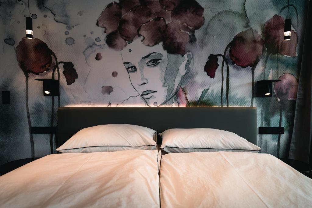 圣沃尔夫冈CHICLIVING Appartements的一间卧室配有一张壁画床