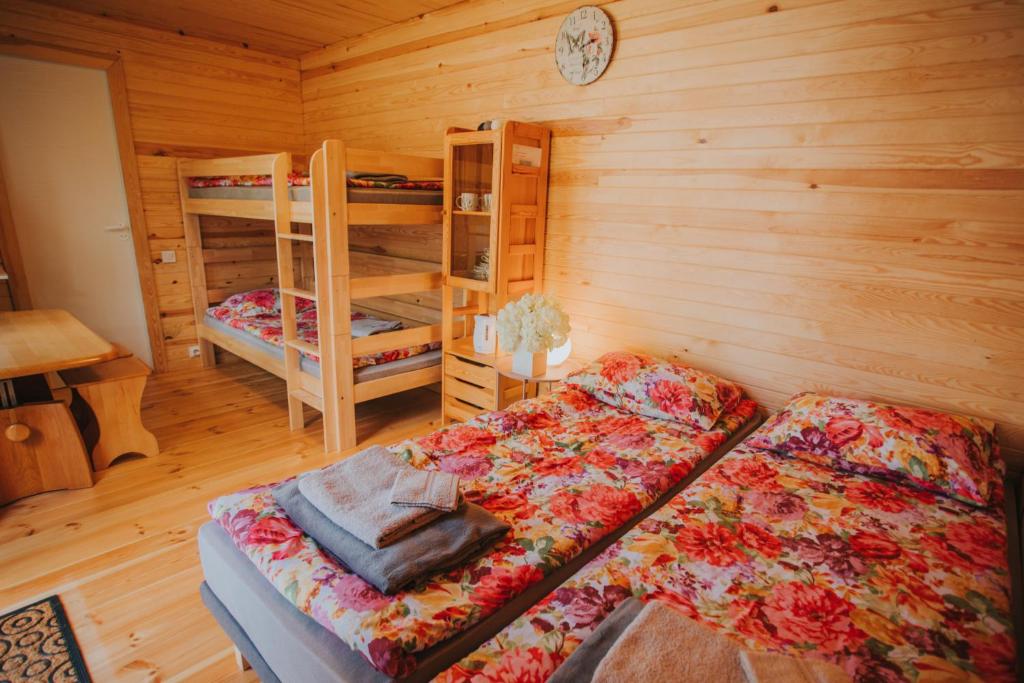 拉普梅茲采姆斯Kroņkalniņi的小屋内一间卧室配有床和双层床