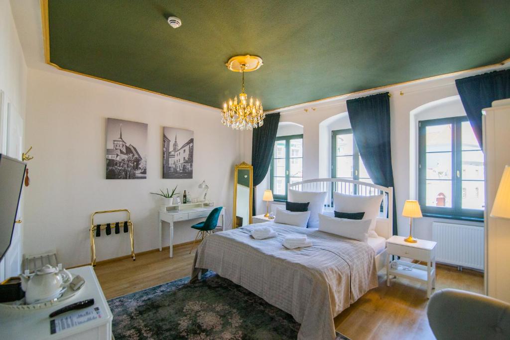 包岑ApartOne Altstadt-Hotel的一间卧室设有一张带绿色天花板的床。