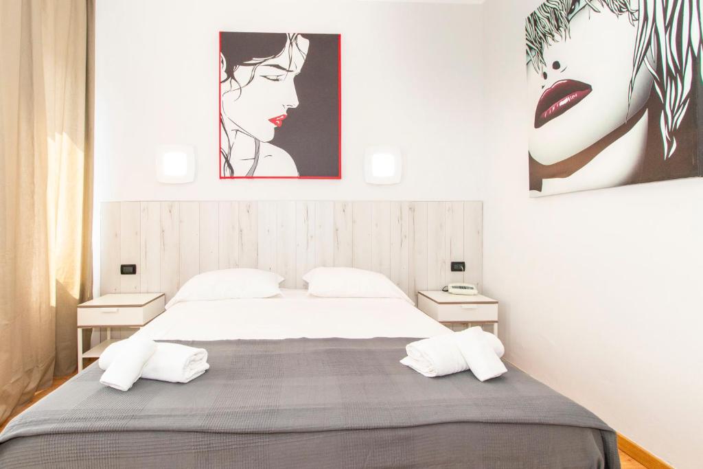 都灵克丽斯塔罗都灵诺酒店的一间卧室配有一张带2个床头柜的大床