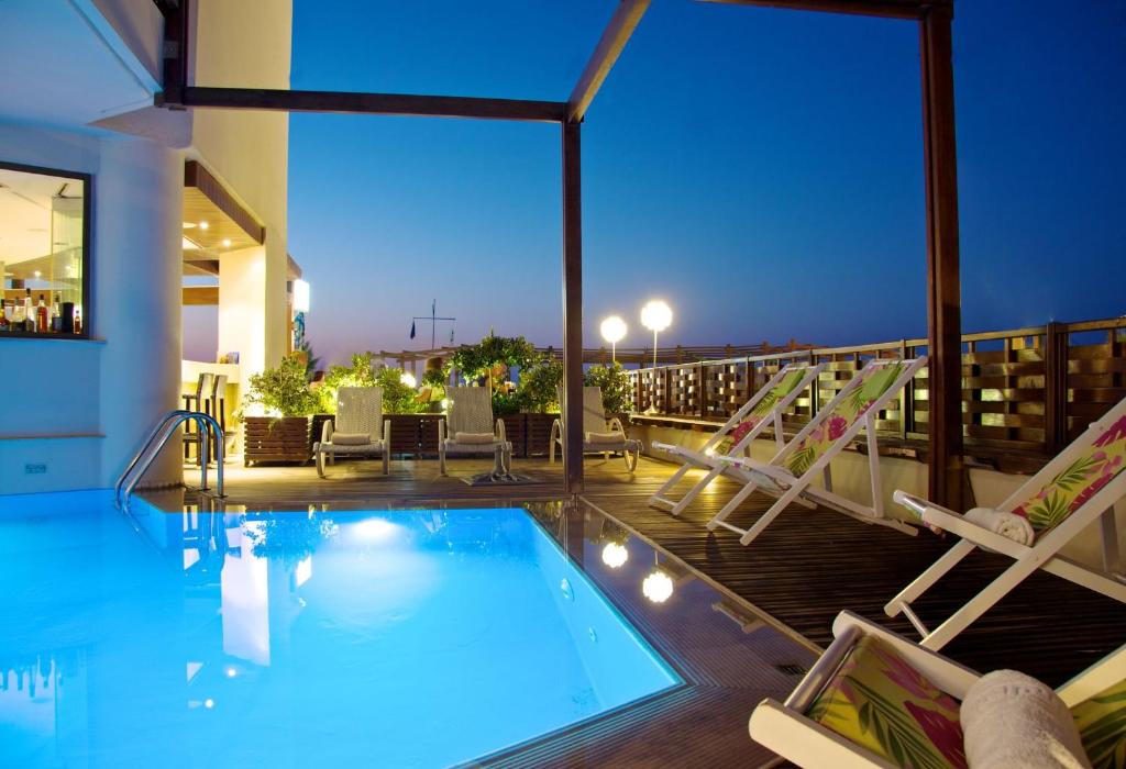 罗希姆诺Steris Elegant Beach Hotel & Apartments的游泳池位于酒店的阳台上