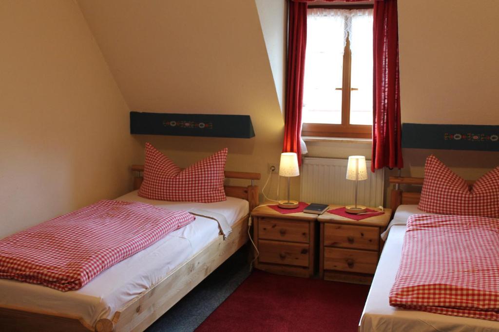 罗滕堡加斯特霍夫布茨酒店的小型客房 - 带2张床和窗户