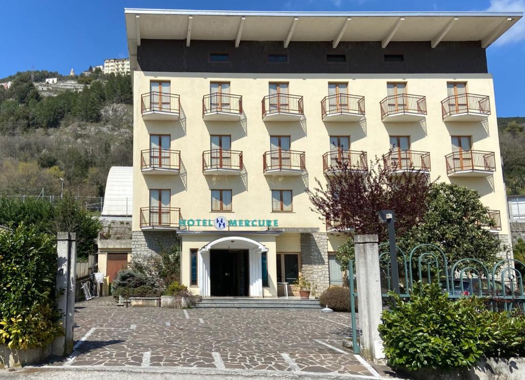 Castelluccio InferioreHotel Mercure的山间酒店,有一座建筑