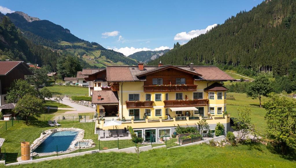 格罗萨尔Landhaus Huber的山中带游泳池的大房子
