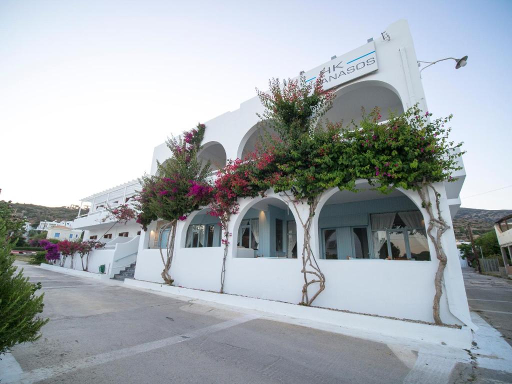 巴特斯欧卡拉纳索思酒店的白色的建筑,花朵在建筑的一侧