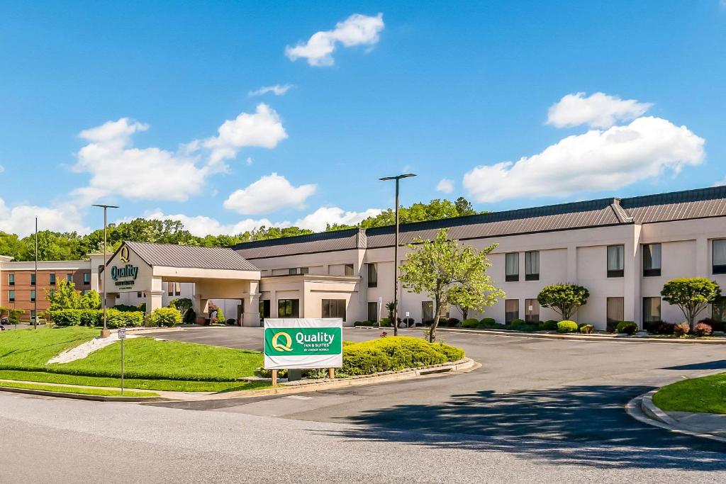 贝莱尔Quality Inn & Suites Bel Air I-95 Exit 77A的建筑前的标志