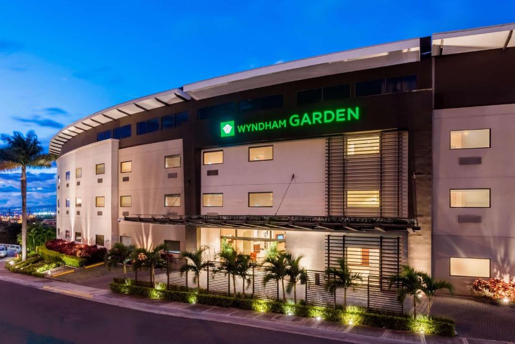 圣何塞Wyndham Garden San Jose Escazu, Costa Rica的瓦亚德花园酒店前方的 ⁇ 染