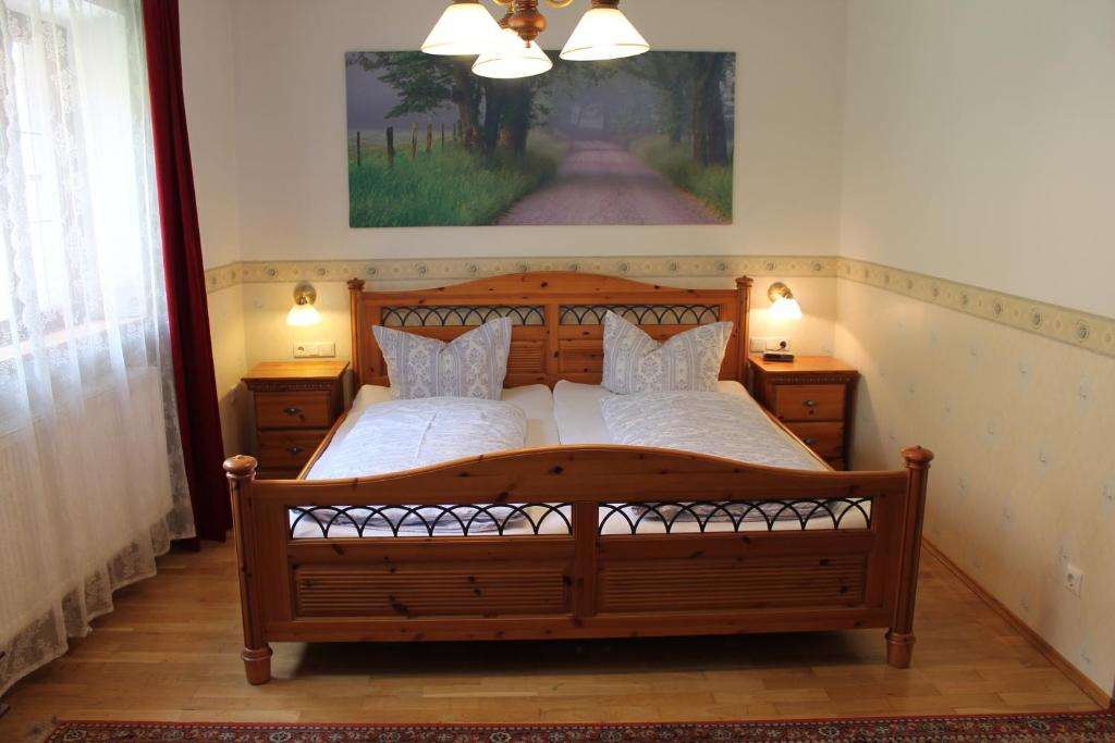 罗滕堡夸泽霍夫伽尼酒店的一间卧室配有一张带两个枕头的大木床