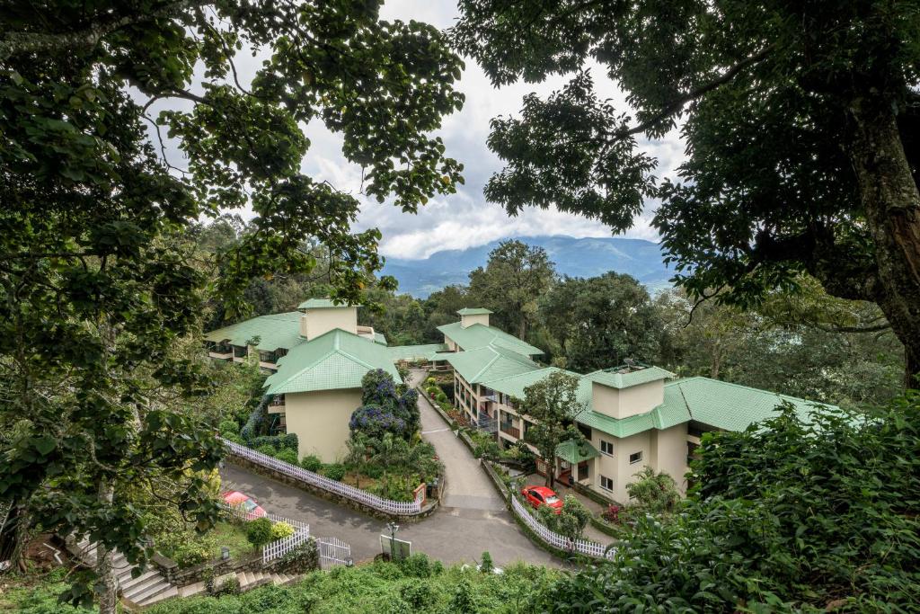 钦纳卡纳Club Mahindra Mount Serene, Munnar的树木繁茂的度假村的空中景致