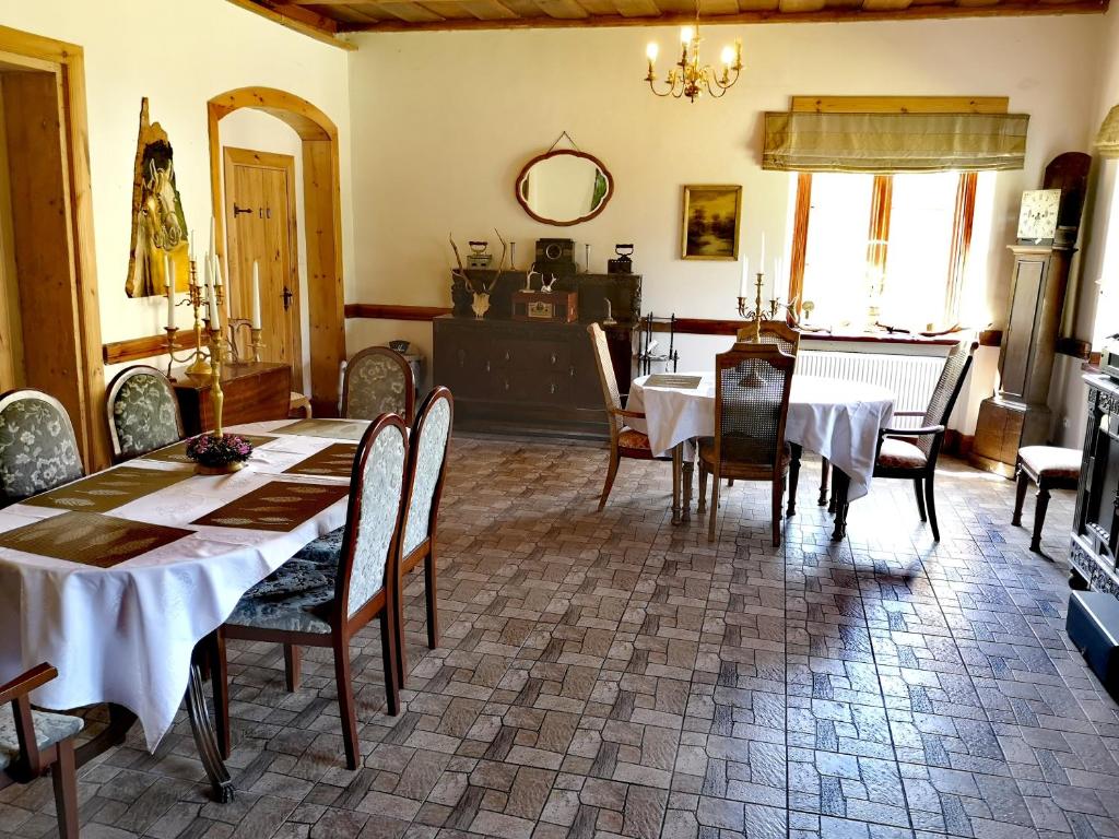 瓦尔米亚地区利兹巴克Dworek Krasickiego的一间用餐室,在房间内配有桌椅