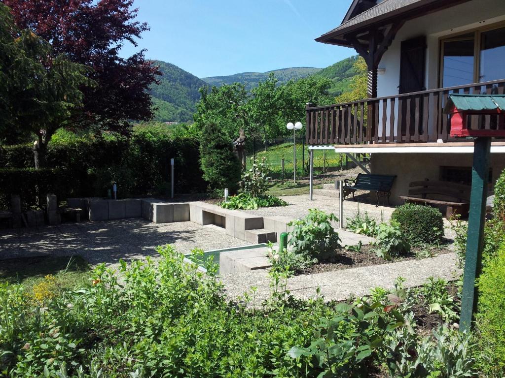 Breitenbach及特贝尔维尤度假屋的一座花园,位于一座山房前方,
