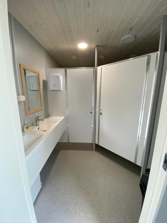 伊瓦洛伊瓦洛河露营酒店的一间带水槽和镜子的浴室