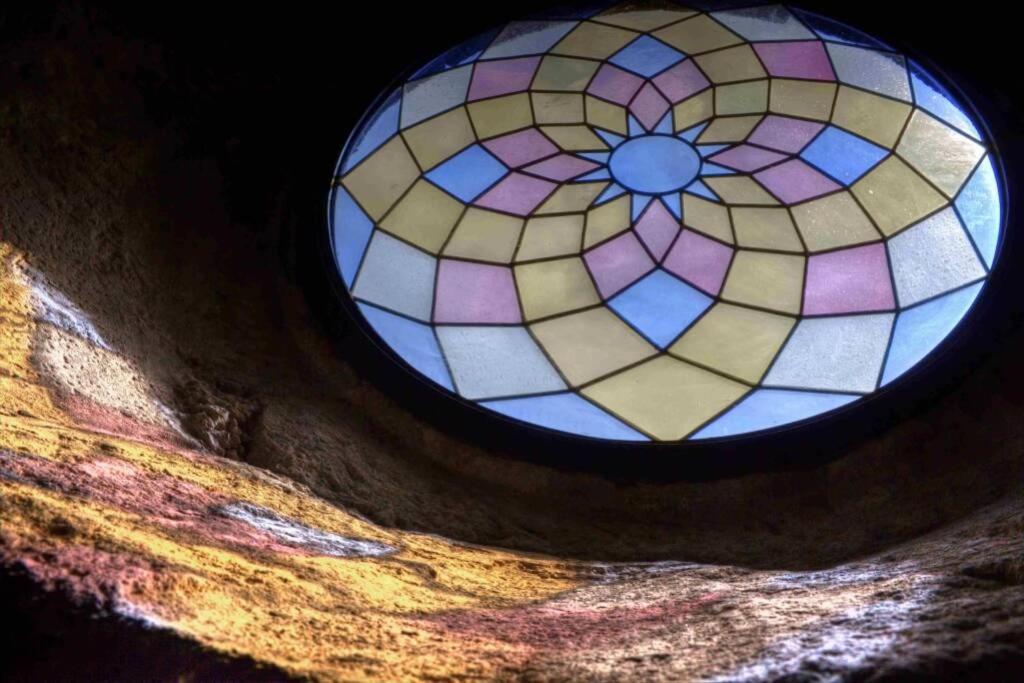 阿巴迪亚圣萨尔瓦托雷Santa Maria ad Valetudinarium的墙上的彩色玻璃窗