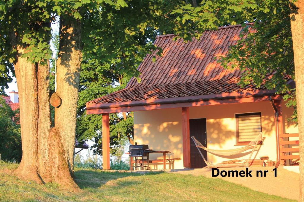 米科瓦伊基Domki w porcie Zielony Gaj的房屋前方设有吊床