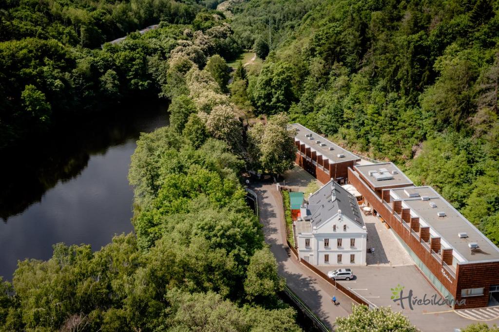 霍穆托夫赫比卡纳餐厅旅馆的享有河边建筑物的空中景致
