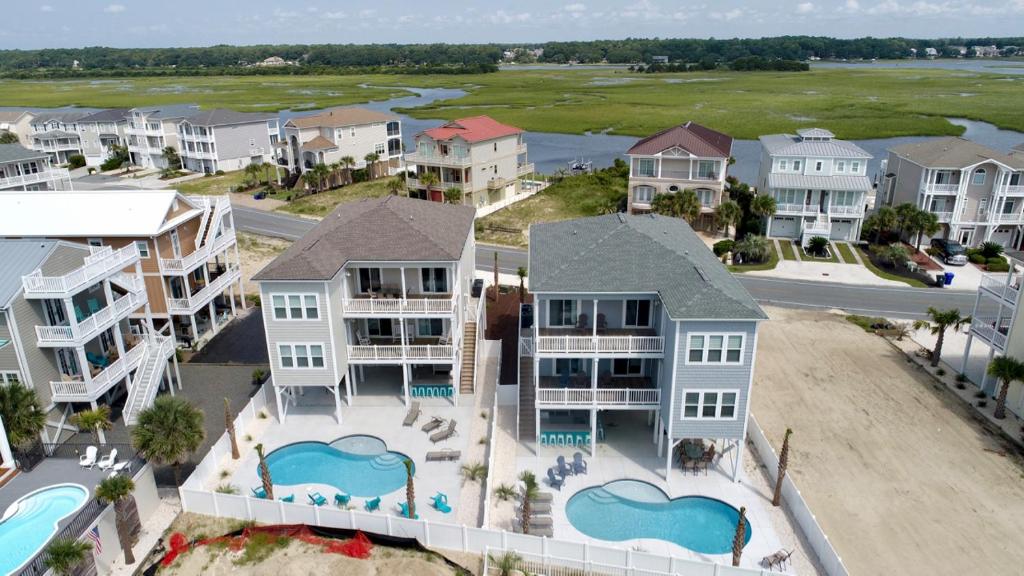 bar elevator pool table坐落于海洋岛海滩,配备带私人阳台的住宿