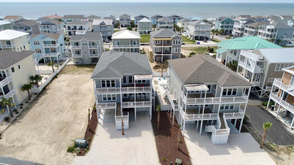 bar elevator pool table坐落于海洋岛海滩,配备带私人阳台的住宿