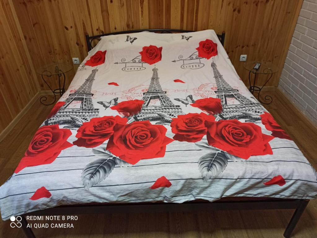 波尔塔瓦Нова квартира的一张红色玫瑰和艾菲尔铁塔床