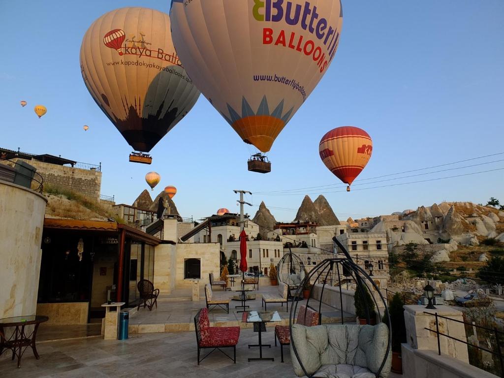 格雷梅Balloon Cave Hotel的一组热气球在天空中飞行