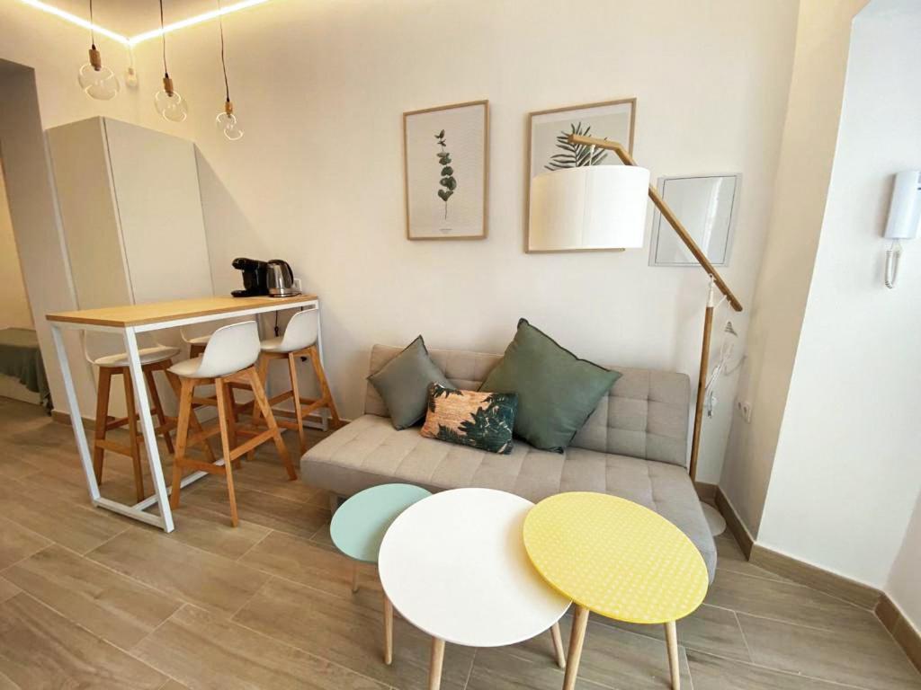 桑卢卡尔-德巴拉梅达Barrameda Rooms Reformado Junio 2021的客厅配有沙发和桌子
