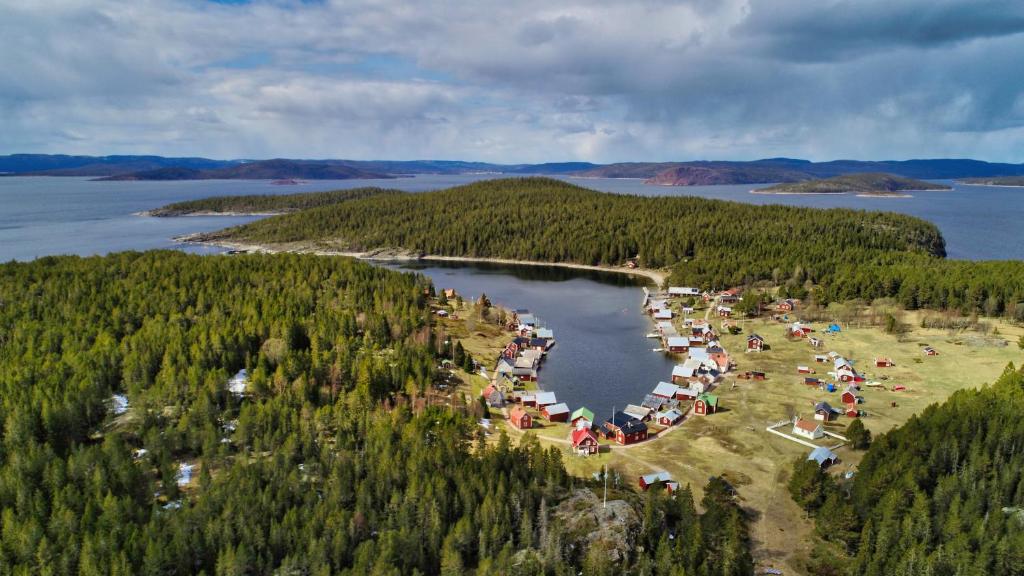 Trysunda Vandrarhem & Skärgårdscafé的湖上一群人的空中景观